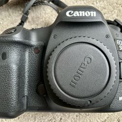 Canon 5D Mark III Bundle (24-105mm Lens, UV Protection Filter, Carring Bag)