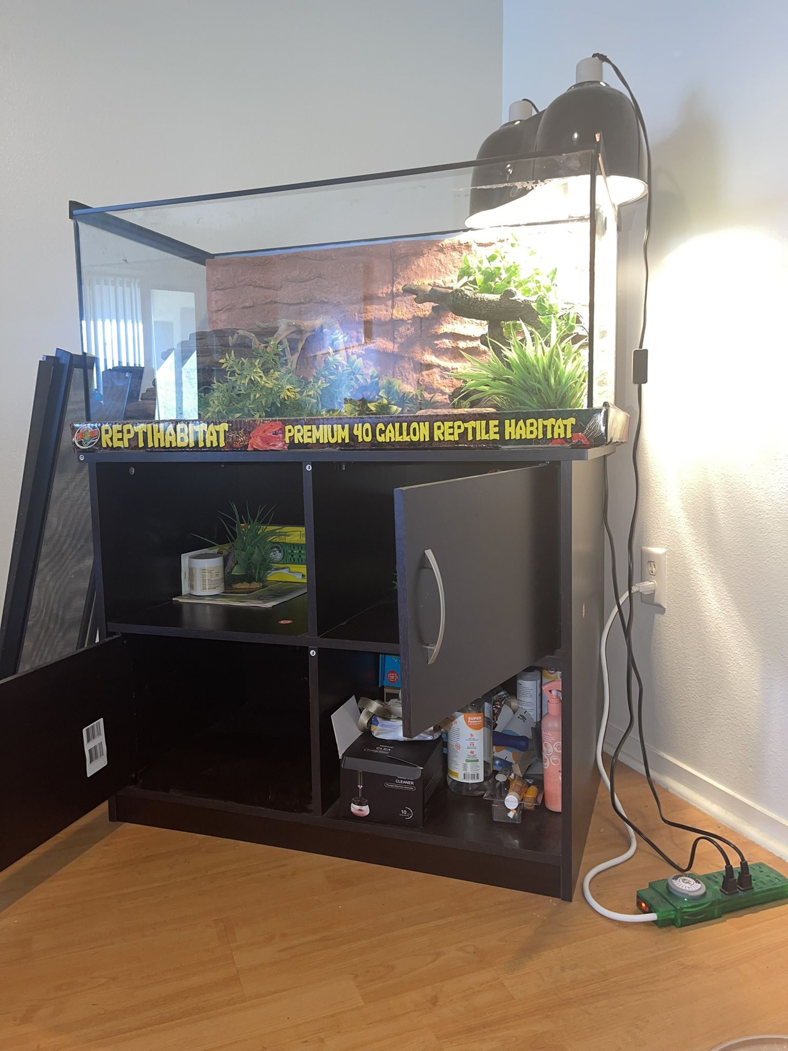 40 Gallon Reptile Tank With Stand And Accessories for Sale in