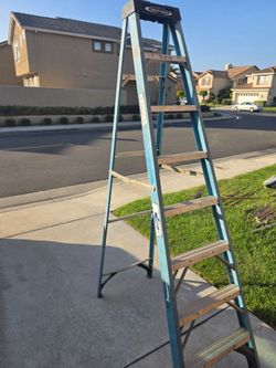 8' Werner fiberglass ladde