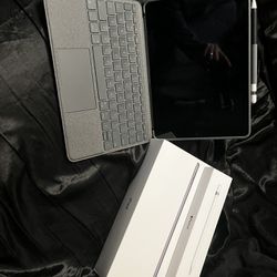 Apple Ipad 9th Gen With Logitech Case/keyboard And Apple Pencil 