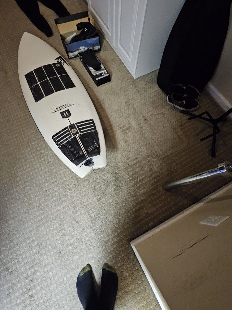 Surf Combo. Brand new Board With Leash & Stomp Pad, Billabong Suit, Gloves, Booties, 