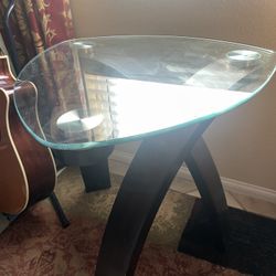 Modern Triangular Glass Accent Table – Like New + Two Free Lamps Included!