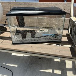 Fish tank in good condition with lid water filter and lights, measures 20 x 10 in length and 12 in height