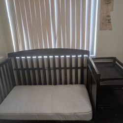 4 In 1 Crib / Toddler Bed And Changing Table
