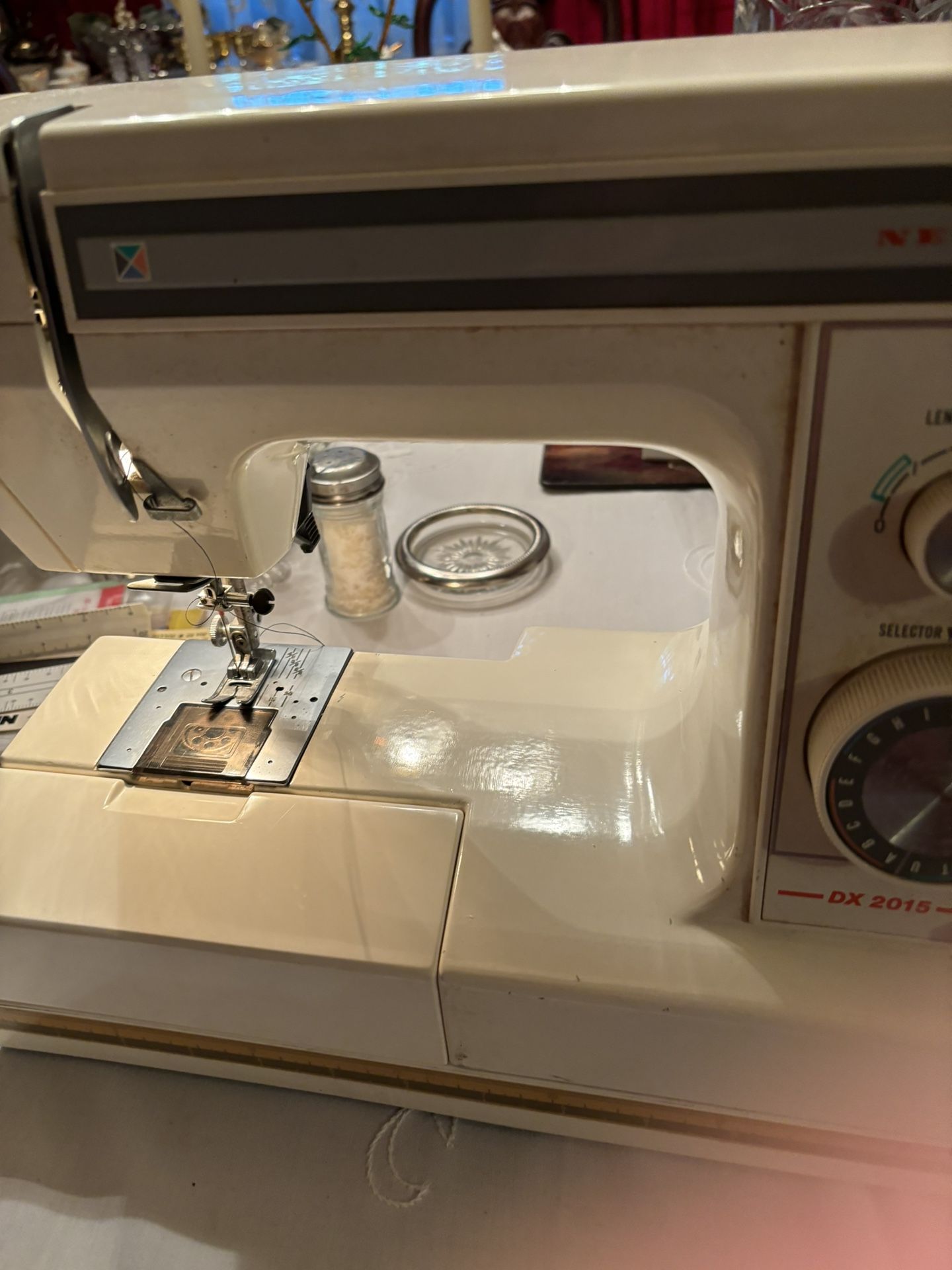 Vintage New Home Sewing Machine Multi Setting With Accessories 