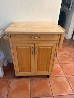 Floating cabinet