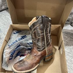 Boys boots  size 2 1/2 big kids