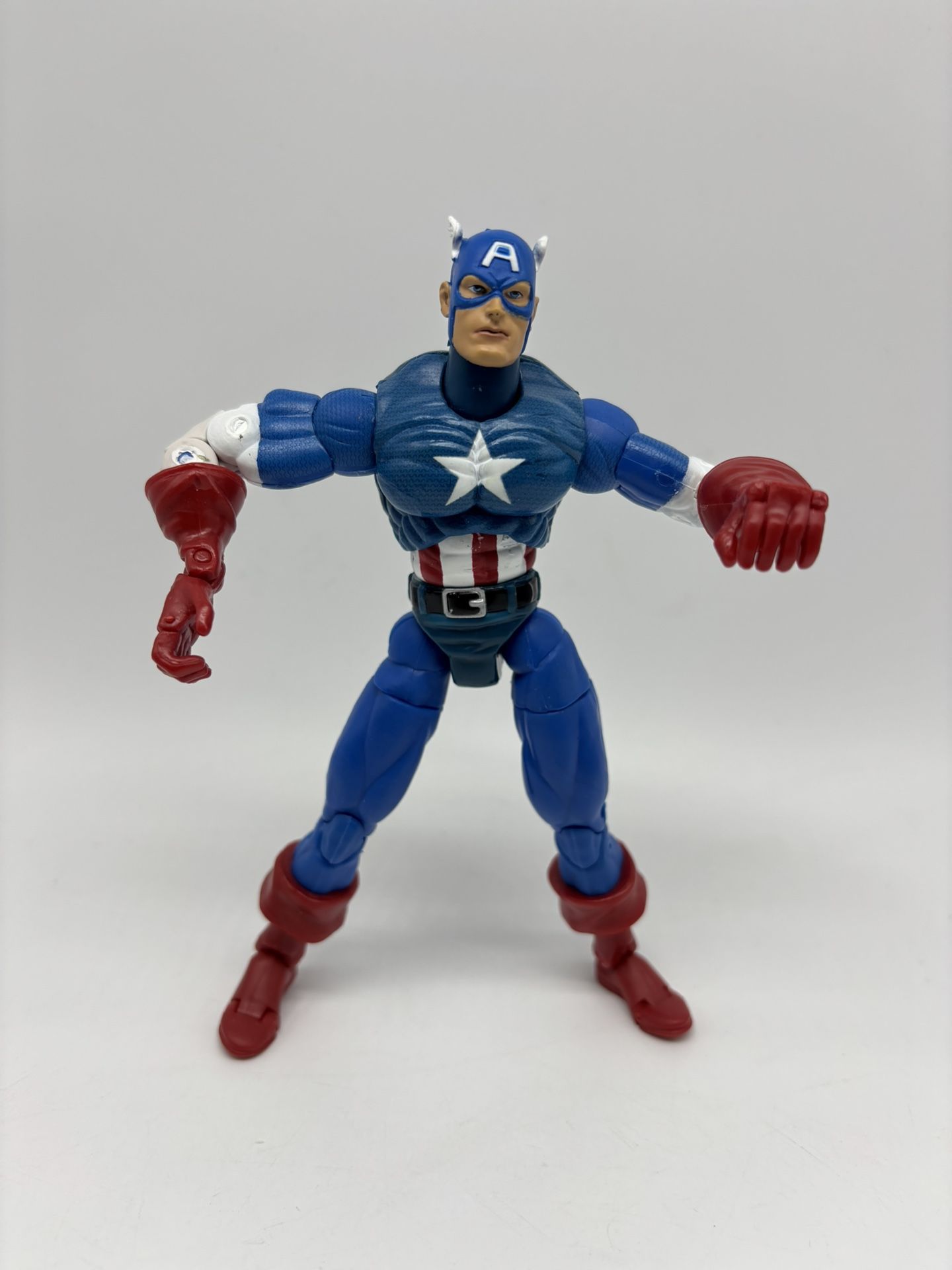 Toybiz 2002 Marvel Legends 6” Captain America Action Figure
