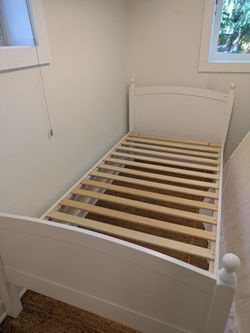 White twin bed