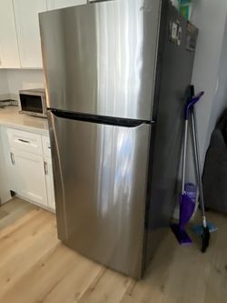 LG Refrigerator - Gently Used / Refrigerador LG - Usado - Excellent Cond / Excelente Estado