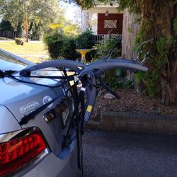 Like New, Saris Bones 2-Bike Trunk Rack
