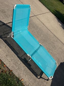 Teal Folding Beach Lounge Chair in good shape!