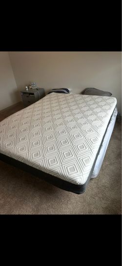 Queen Sealy 11” Hybrid Mattress – Cool Touch / Medium Feel