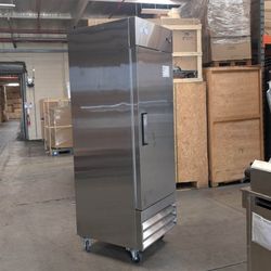 Clearance Solid Door Reach-In Freezer 1 Door Freezer 104166L0403