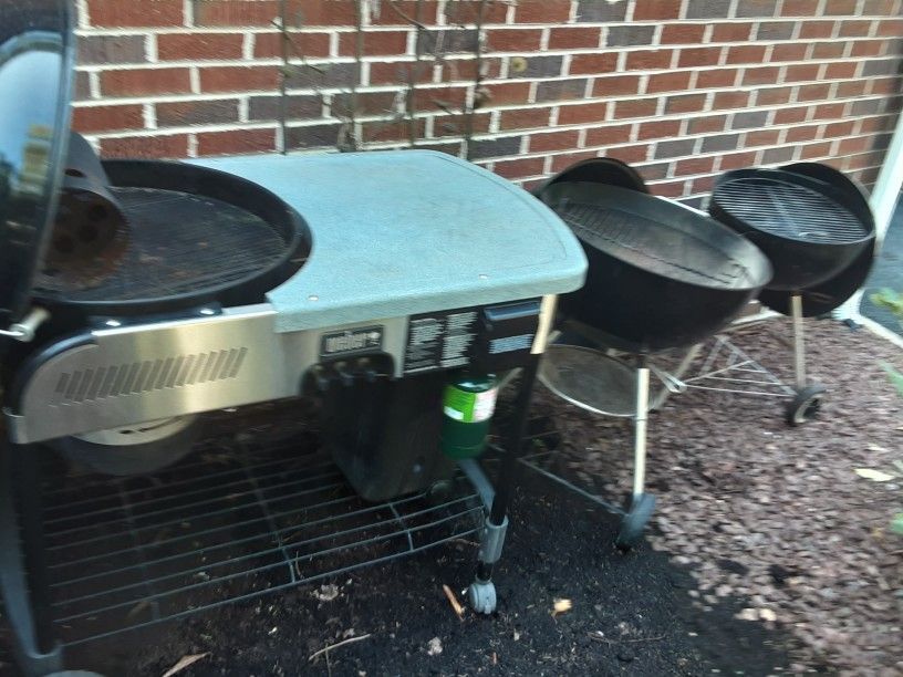 3 Webers Charcoal Kettle Grill... 18" .... 22" ..... 22".table....