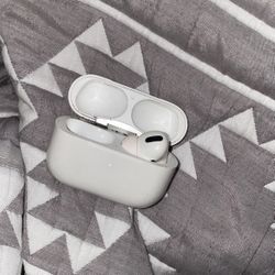 Air Pod Pros Case And Right Ear (ONLY)