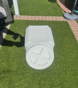 Dry dog food bin