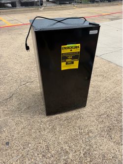 Mini Refrigerator / Compact Fridge – Like New