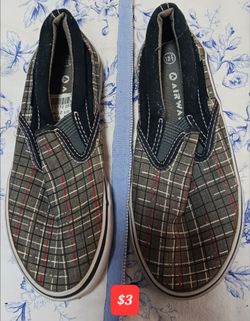 BOYS & GIRLS SHOES & SANDALS *SIZES & PRICES ARE IN THE PHOTOS*