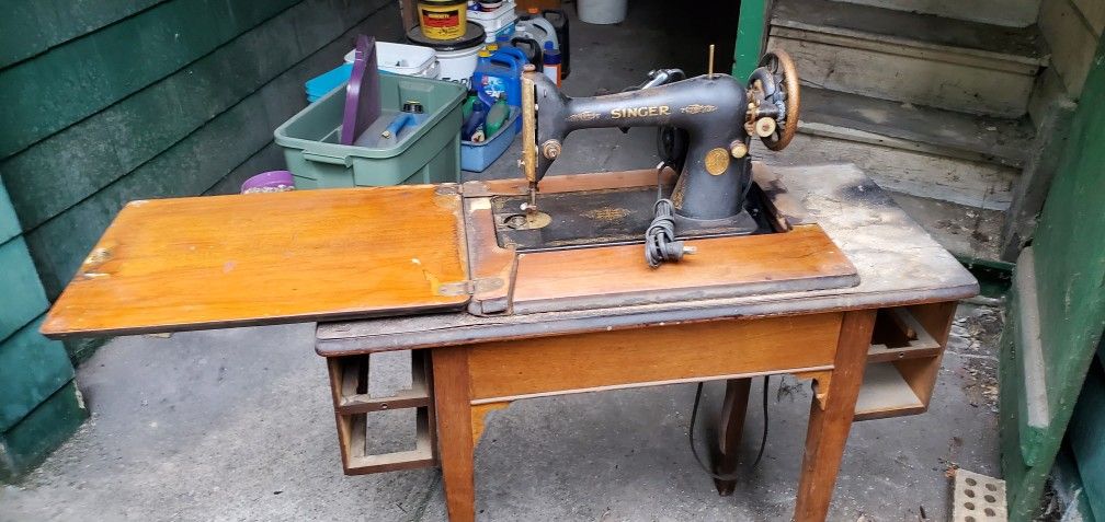 1930s Singer Sewing Machine 