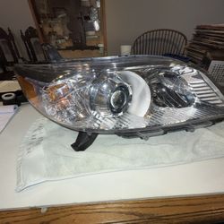 Headlight for Toyota sienna 2011–20 20 halogen headlamp chrome housing right side looks like it’s in great shape got it at an estate sale but there is