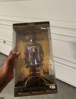 Funko Gold LeBron James Lakers Chase Figure