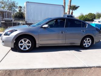 Nissan altima 2009 automático asientos de piel 145,000 millas todo le funciona tiene nuevos soportes de motor título salvaje$5,100