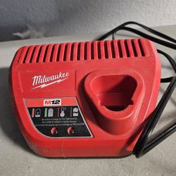 MILWAUKEE CHARGER M12