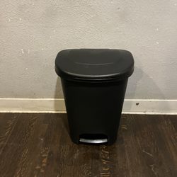 black Rubbermaid 13-gallon step-on trash can.