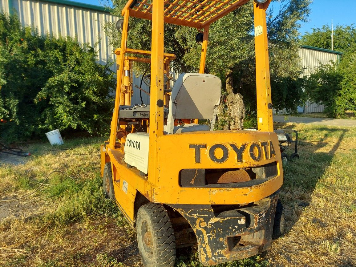 2000 pound capacity. Toyota forklift.
