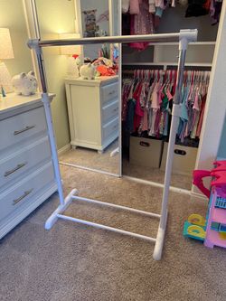 Standing laundry bar