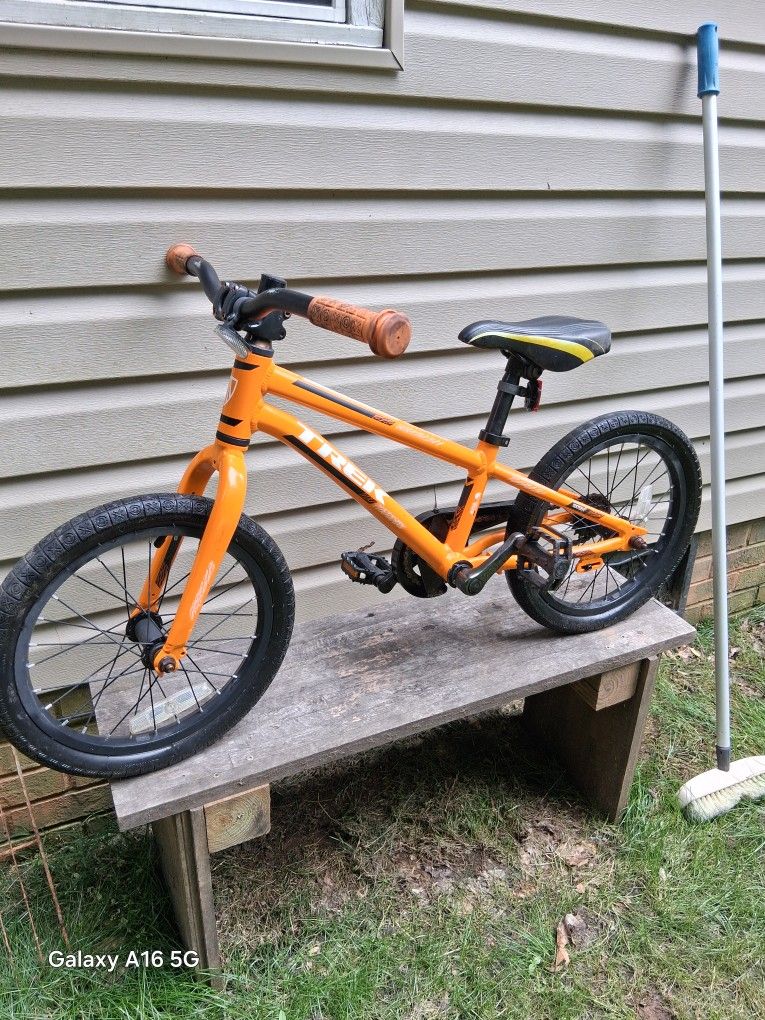 Trek 16 Superfly Boys Bike.
