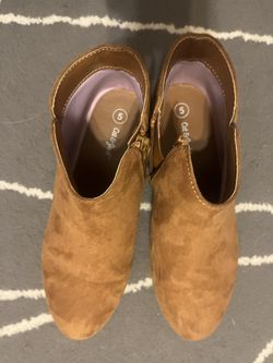 Women's Size 5 Tan Booties