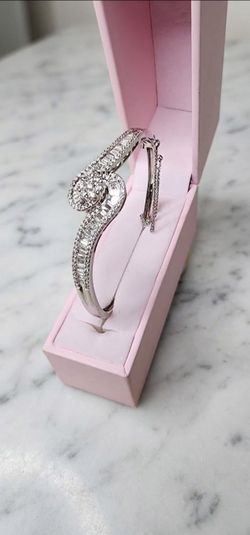 14k Gold 17.5 Gram Bangle Bracelet with 5.5ct natural diamonds
