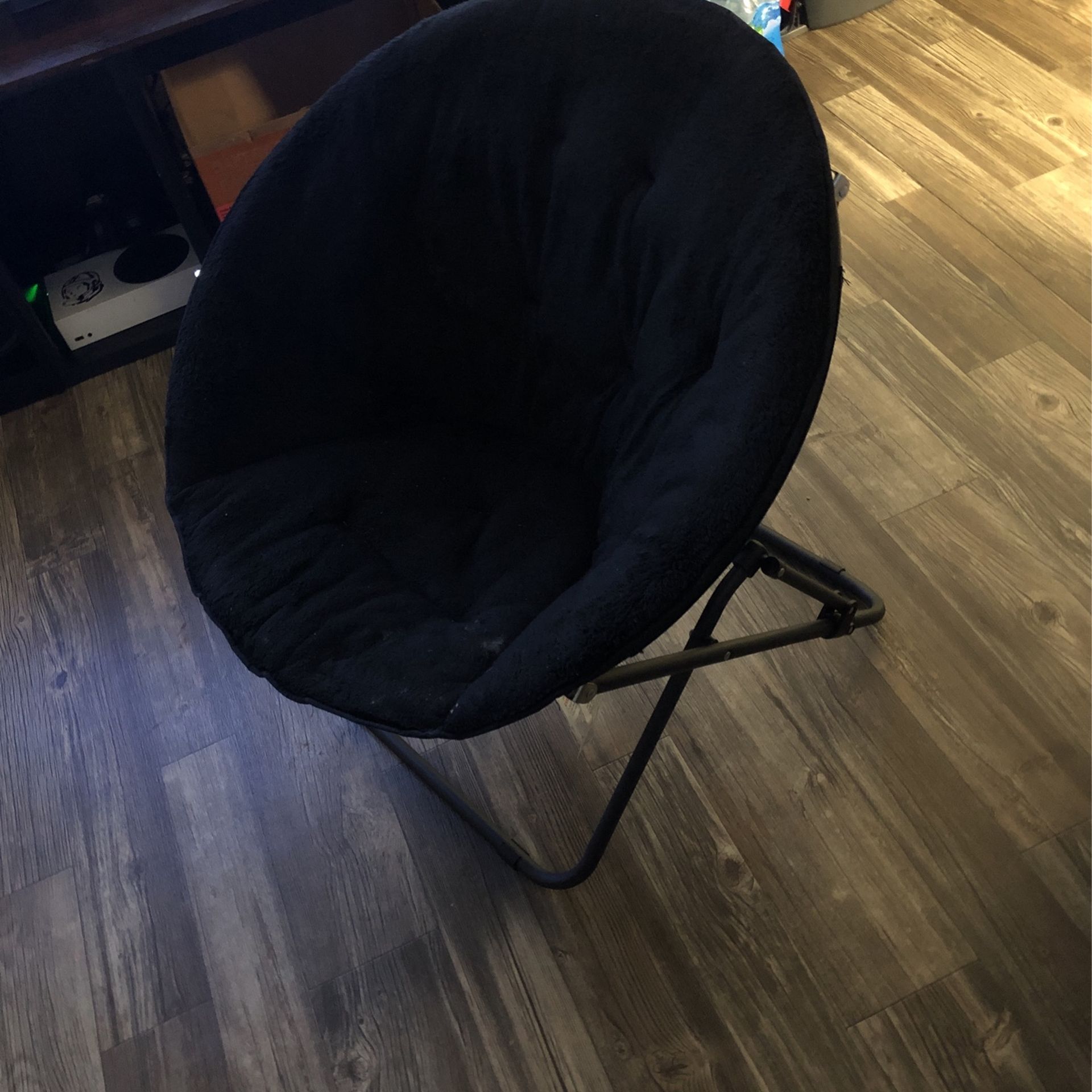 black saucer Chair