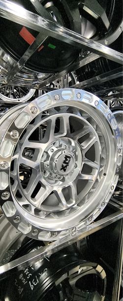 🔥 GRAND CHEROKEE • DURANGO 🔥 Dale a tu Jeep o Dodge ese look premium que le falta. Tenemos rines 18" custom en inventario. Ajuste perfecto garantiza