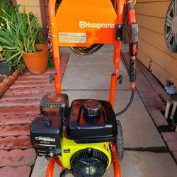 ~HUSQVARNA GAS PRESSURE WASHER 3200 PSI POWERFUL IN GREAT WORKING CONDITION TURNS ON FAST AND EASY~