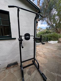 Pull up bar station (pull ups, dips, leg raises)