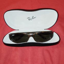 This product is a pair of vintage Ray-Ban W0960 Lisbon Cat's Eye sunglasses in a shiny tortoise shell pattern. The sunglasses feature tinted G15 glass