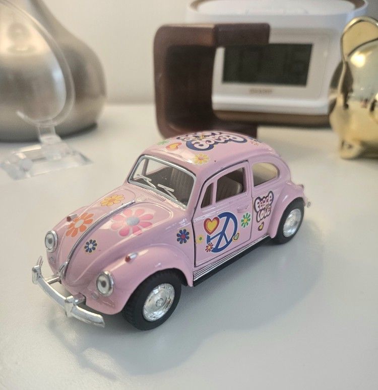 Kinsmart  Diecast 1:32  1967 VW Classic Beetle Peace Decals Pink  Pull &Go