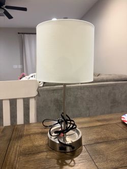 Modern brushed nickel table lamp with a white drum shade. Works perfectly and is in good used condition. Great for a bedroom, living room, office, or 