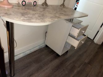 Nail desk
