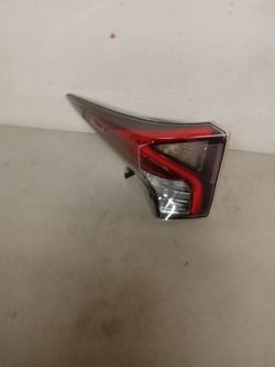 16 to 18 tail light toyota prius Driver side ( oem)