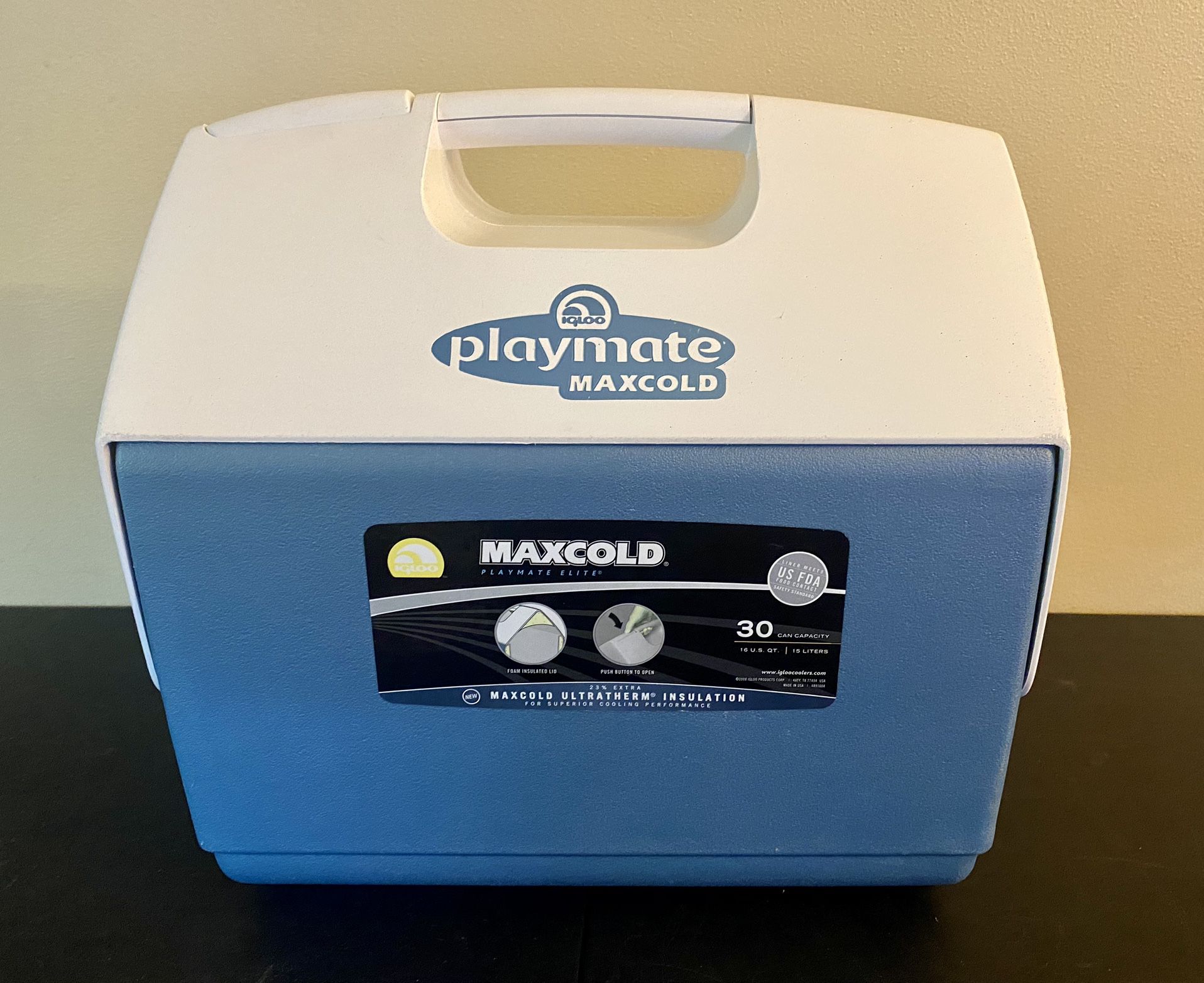 Igloo Playmate MaxCold 16 Quart Personal Cooler.