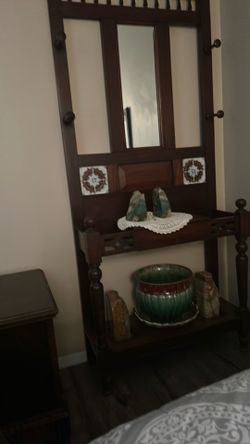 Hall tree