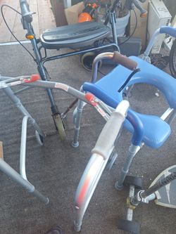 GRATIS Un bastón, un walker,una caminadora,y una silla para hacer del baño
