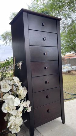 Gorgeous tall chest 7 drawers new condition