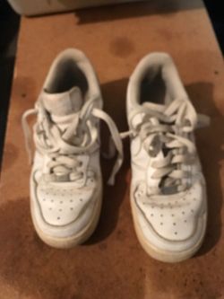 Nike air white shoes, size 6-6 1/2, (READ DESCRIPTION )