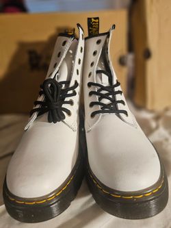 $90 🍑 NEW DR. MARTENS Zavala White. Size 8