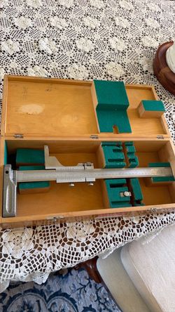VIS Poland Vernier height gauge housed in a fitted wooden storage box